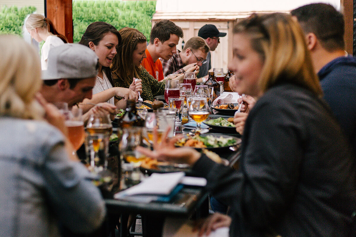 La bohème bar et jardin guinguette belgique mouscron danser musique évènement sortir lille Roubaix Tourcoing france française lampion bal musette Lille hauts de france restauration restaurant bar café fête danse loto karaoké fléchettes billard